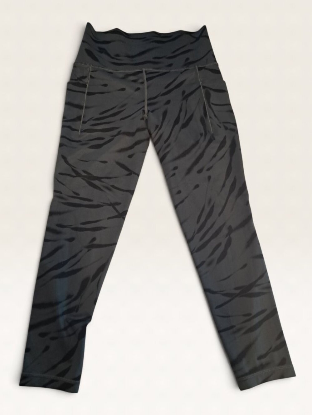 Athleta Salutation Stash II 7/8 Tight Grey Tiger Stripe S